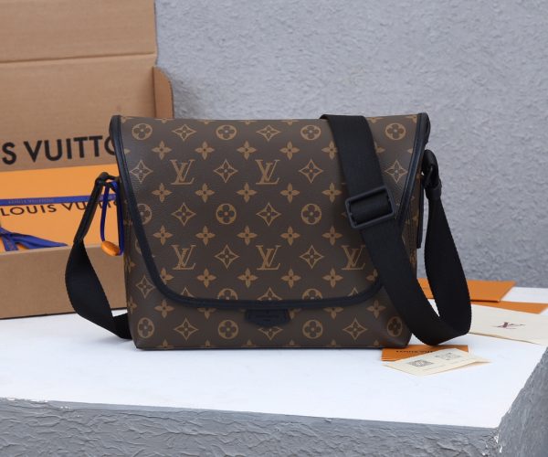 MAGNETIC MESSENGER BAG