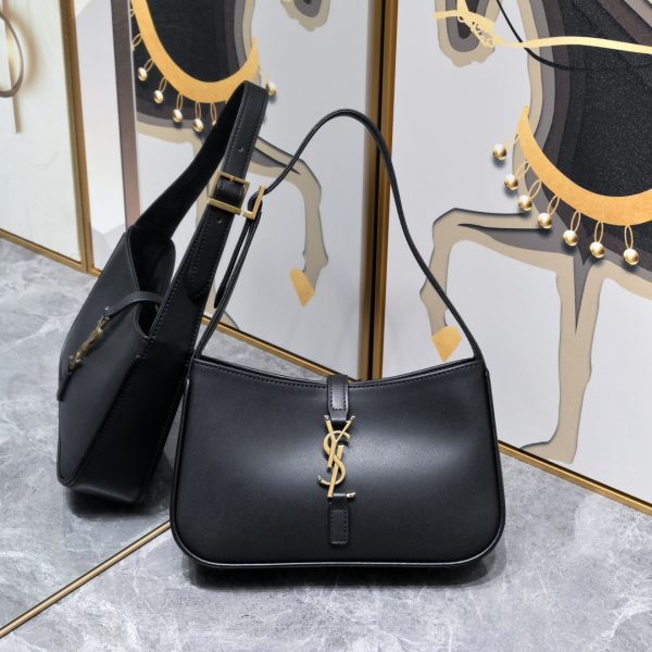 Le 5 À 7 Hobo Bag In Smooth Leather 4 colors