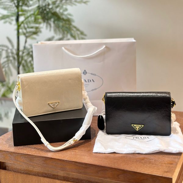 Leather shoulder bag
