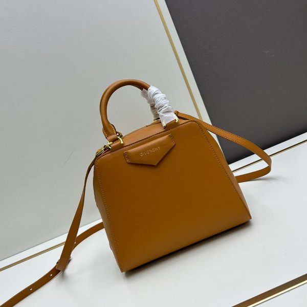 Antigona Cube bag in leather M/S brown