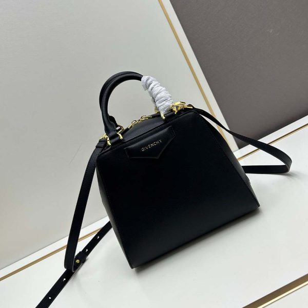 Antigona Cube bag in leather M/S black