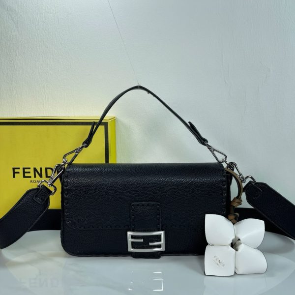 Baguette Black Selleria bag with 612 hand-sewn topstitches