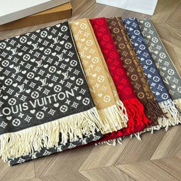 Essential scarf with box
