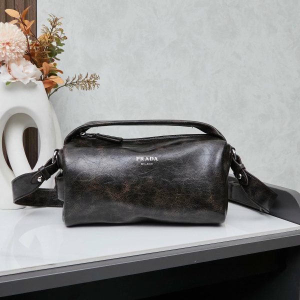 Antiqued leather shoulder bag versatile bag Brown