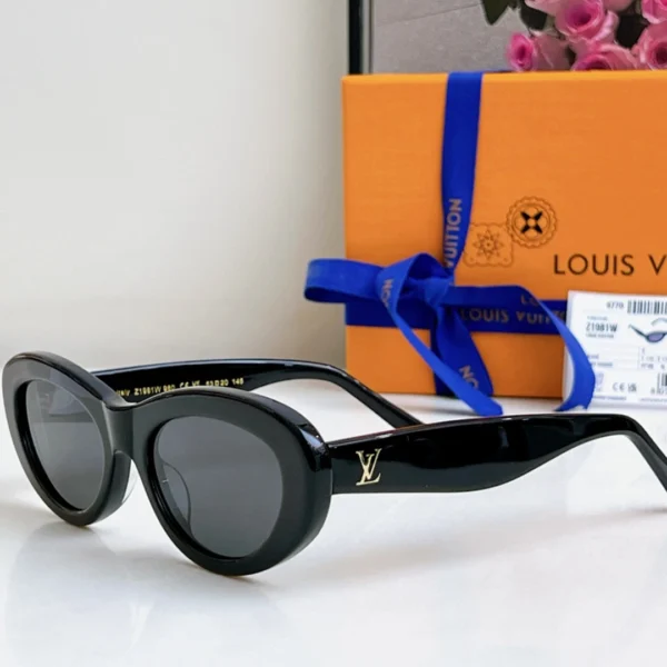 AAA-Fame Oval Sunglasses with box black