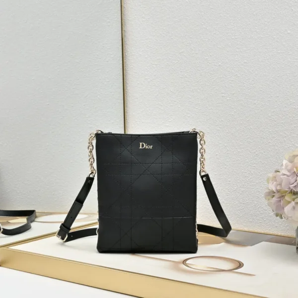 Small Vertical Trianon Bag with Chain black