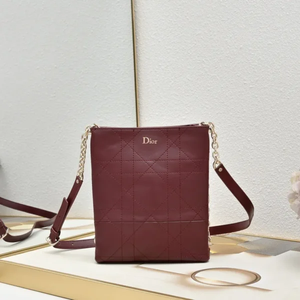 Small Vertical Trianon Bag with Chain red